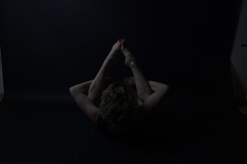 Naklejka premium yoga, pilatis, stretching, strecthen, tanzen, aufwärmen, pose, model, atelier, gym, sport, fitness, frau, schönheit, gestalten, leitbild, körper, haar, damenunterwäsche, black, glamour, blond, posing,