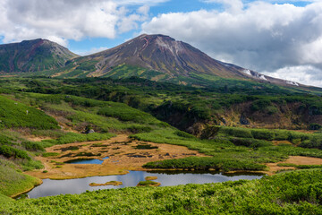 大雪山・旭岳を沼の平登山道から望む風景（北海道）