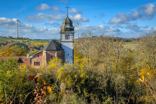 Herbstlicher Blick auf die Alte Probstei bei Haschbach im Landkreis Kusel