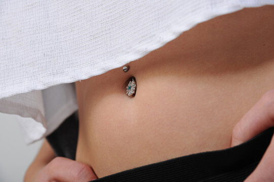 frau, taille, bmi, di&auml;t, bauch, bauchfett, bauchnabel, bauchfrei, top, shirt, tanktop, leggings, top, hose, stecker, creole, intimschmuck, piercing, gepierced, bauchnabbelpiercing, k&ouml;rper, fitnes, abs
