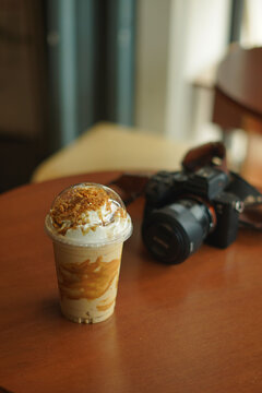 biscoff frape latte on the wood table