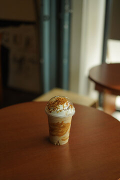 biscoff frape latte on the wood table