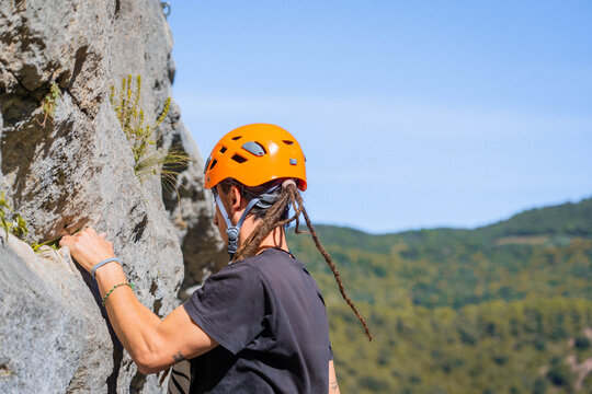 Hombre escalando en el Pirineo Catal&aacute;n 