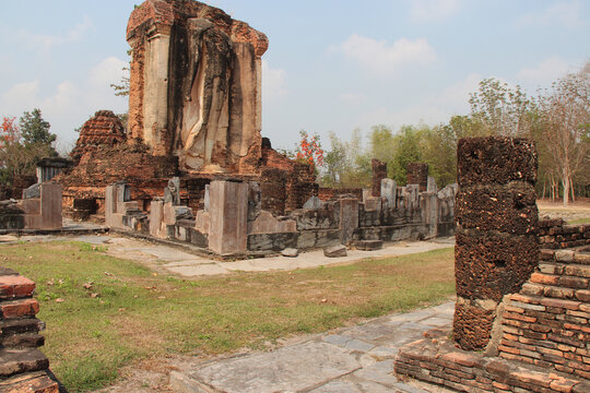ruined ancient buddhist temple (wat chetuphon) in sukhothai in thailand  - Powered by Adobe