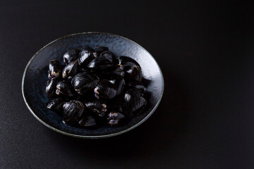 皿に盛られた大きなヤマトシジミ　黒背景