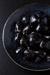 皿に盛られた大きなヤマトシジミ　黒背景