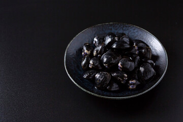 皿に盛られた大きなヤマトシジミ　黒背景