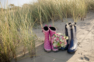 Brautstrauß und Gummistiefel in den Dünen