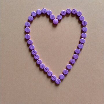 pastillas granates o rojas m&eacute;dicas en forma de coraz&oacute;n