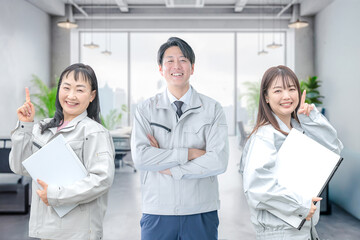 オフィスで働く作業着男女