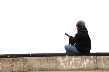 Junge auf kleiner Steinmauer