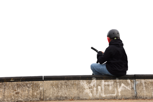 Junge auf kleiner Steinmauer
