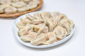 흰색 접시에 담긴 여러개의 찐 만두들 