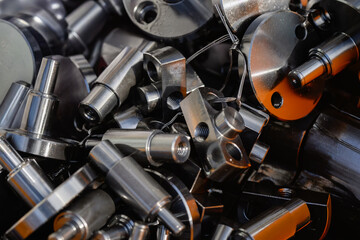공장 안 다양한 금속 부품들 더미   