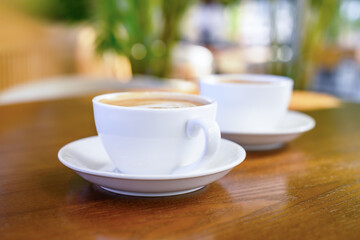 카페 테이블 위 흰색 잔의 커피 두잔