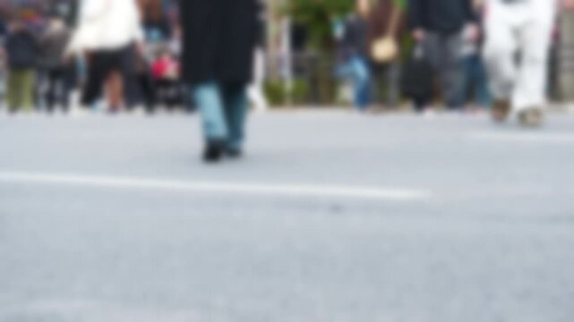 歩行者天国を行き交う人々