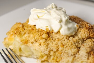 apple crumble pie with fresh cream