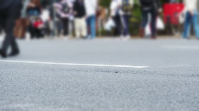 歩行者天国を行き交う人々