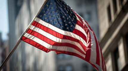 Bandeira dos Estados Unidos tremulando ao vento em ambiente urbano, simbolizando patriotismo, cultura americana, liberdade, identidade nacional e força política e histórica