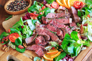 Rindersteak-Streifen auf Salat