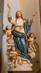 Obraz premium CAVA DE TIRRENI, ITALY - OCTOBER 7, 2025: The carved polychrome statue of Assumption in the church Chiesa di San Francesco probably by unknown artist.