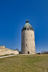 Obraz premium Mächtiger runder Bergfried Dicker Wilhelm der mittelalterlichen Schloss Neuenburg unter blauem Himmel, Freyburg (Unstrut), Burgenlandkreis, Sachsen-Anhalt, Deutschland