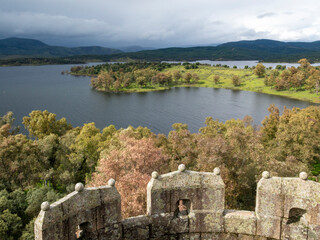 Naklejka premium Granadilla castle looking over gabriel y galan reservoir