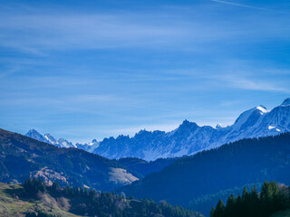 Vall&eacute;e des Aravis depuis la Chapelle des Confins et La Clusaz en Haute-Savoie