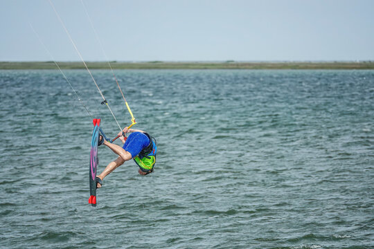 Kitesurfer wird vom Lenkdrachen &uuml;ber das Wasser gezogen