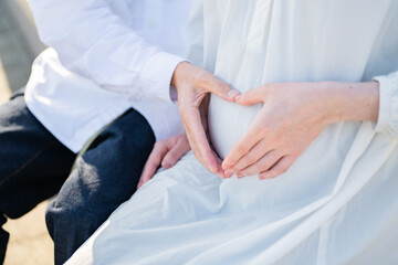 Fototapeta premium お腹を抱える妊婦