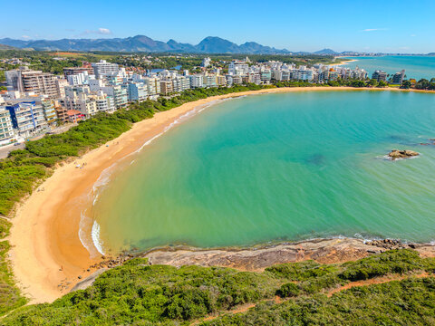 imagem a&eacute;rea da enseada azul em Guarapari. Mostrando toda a beleza da Praia de Bacutia, praia de Peracanga e Praia de Guaibura em uma manh&atilde; ensolarada de ver&atilde;o com &aacute;guas cristalinas.