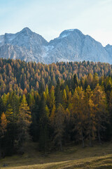 paisajes de las Dolomitas, alpes italianos en otoño