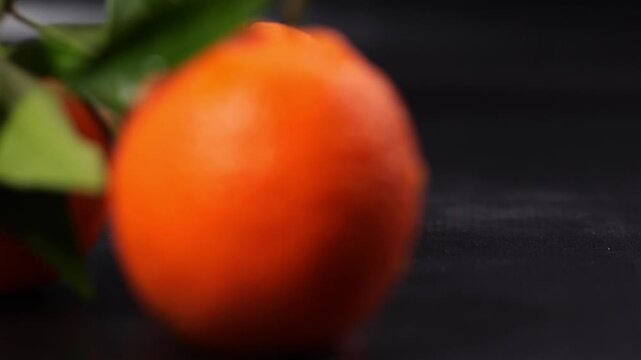 Mandarini con foglie in primo piano