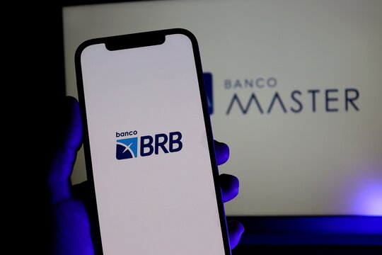 Banco BRB (Banco de Bras&iacute;lia) on smartphone screen with Banco Master in the background. 