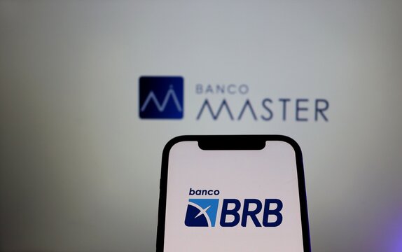 Banco BRB (Banco de Bras&iacute;lia) on smartphone screen with Banco Master in the background. 