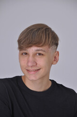 garoto adolescente com cabelo corte estiloso 