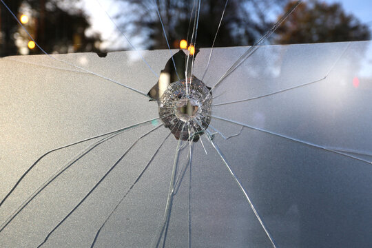 Impact dans une vitrine de magasin et verre &eacute;toil&eacute;
