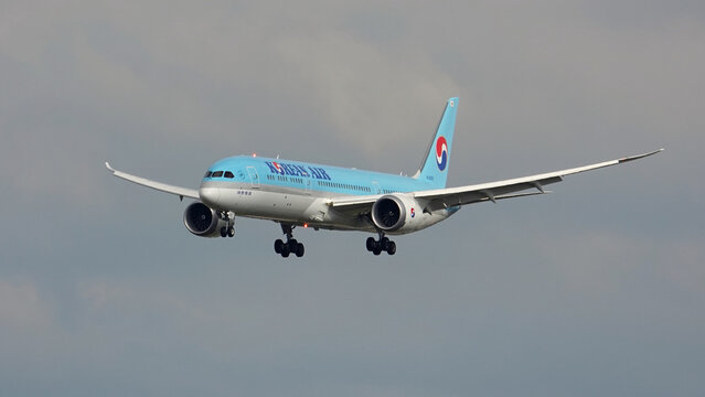 Korean Airlines Boeing 787 Dreamliner landing at Prague Airport