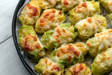 Involtini di cavolo verza ripieni di patate e scamorza, cotti al forno, cibo vegetariano 