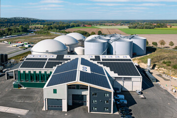 Großflächig montierte Photovoltaik-Module auf dem Hallendach einer modernen Biomethananlage.