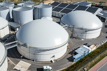 Siloanlagen und Hochbehälter einer modernen Biomethananlage, Luftbild.
