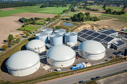 Siloanlagen und Hochbeh&auml;lter einer modernen Biomethananlage, Luftbild.