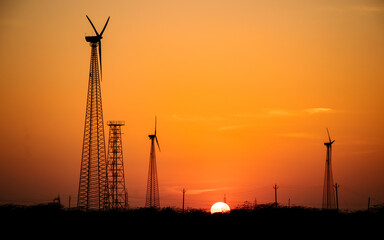 Obraz premium wind turbines at sunset