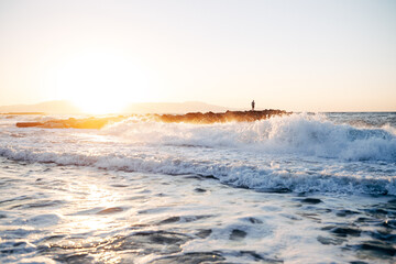 Obraz premium Colorful Sunset Over the Ocean with Calm Waves