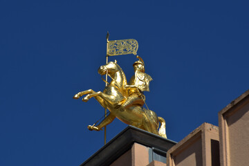 goldene Reiterfigur Heinrich der L&ouml;we auf der Mittelzinne der Fassade am Altst&auml;dtischen Rathaus in Schwerin
