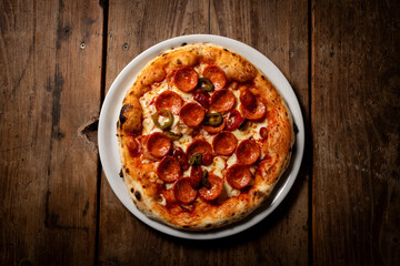 Pizza mit scharfer Salami