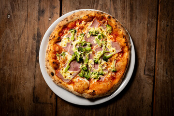 Pizza mit Brokkoli und Hollandaise