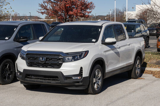 Honda Ridgeline AWD RTL Pickup Truck display. Honda offers the Ridgeline with a 280HP 3.5L VTEC V6 engine. MY:2025
