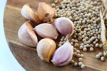 Garlic cloves, coriander roots, and white peppercorns, key ingredients for a classic Thai spice paste