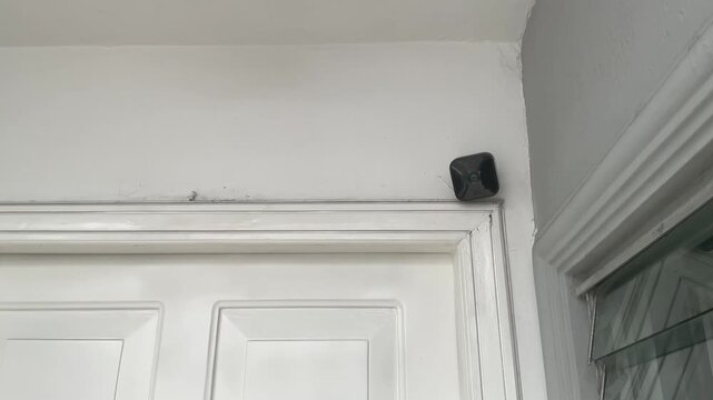 Closed-circuit video system at the entrance of a house